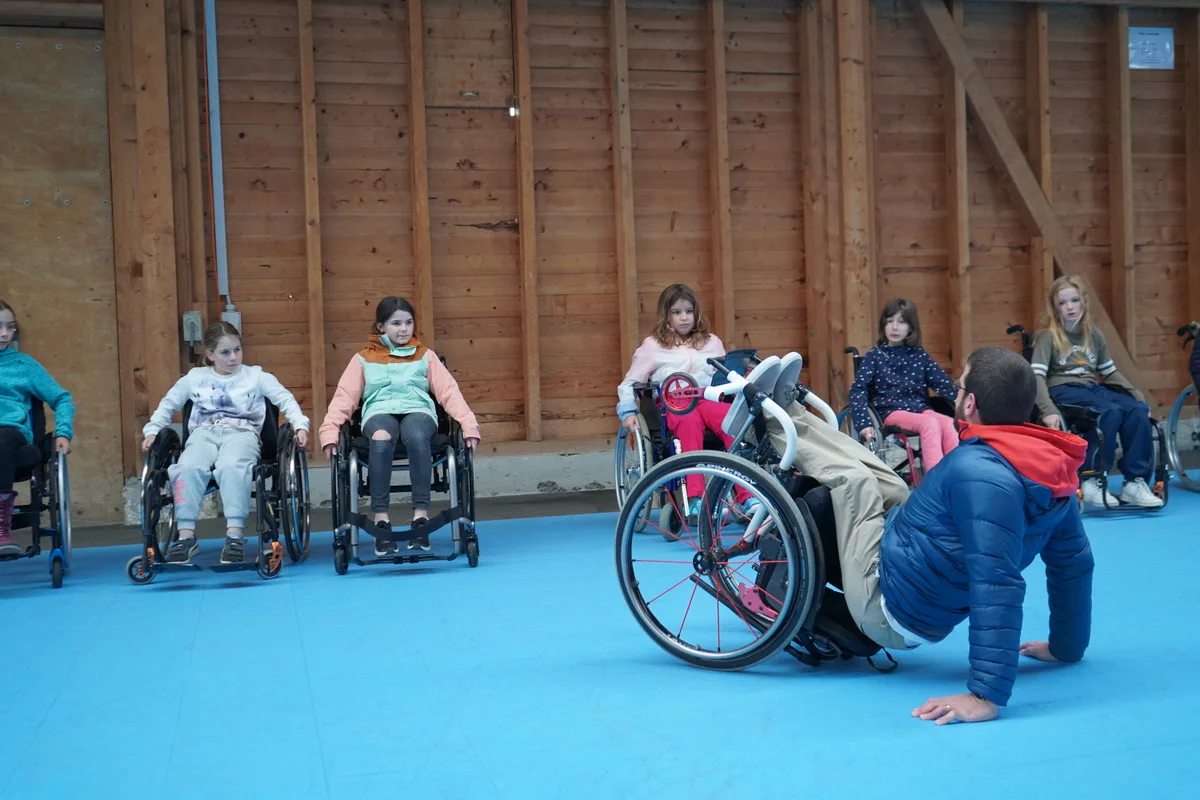 Paralympic-Stars Felix Frohofer und Chantal Cavin sind im Rahmen des Projekts «Stars in der Schule» in Uster, um Kindern Inklusion näherzubringen.